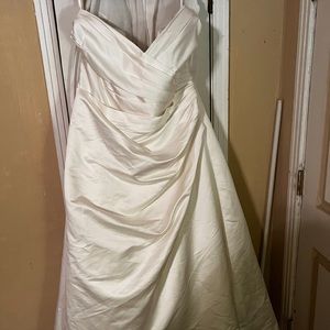 David's Bridal Off-the-Shoulder V-Neck Ivory Wedding Dress size 30W